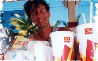 Andreas p� McDonalds n�gra minuter efter vi lagt till i Noumea